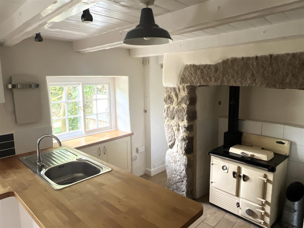Lot: 138 - WELL PRESENTED DETACHED TWO-BEDROOM CHARACTERFUL COTTAGE WITH GARDENS AND PARKING - Modern kitchen